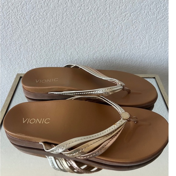 Vionic Gold Metallic Leather Flip Flop Sandals Womens Size 8.5M - Picture 1 of 5
